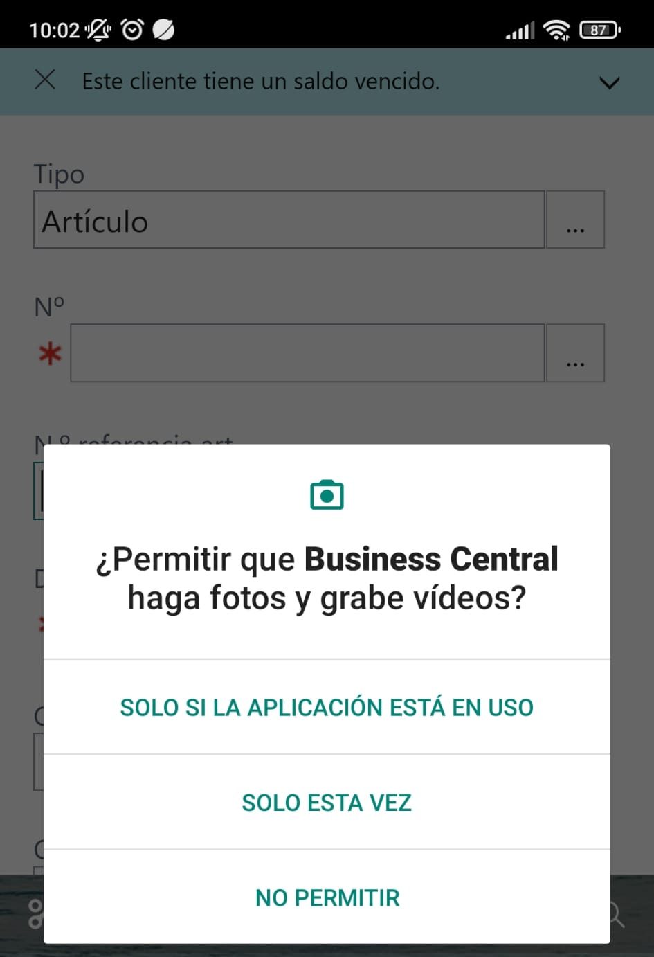 Imagen de un dispositivo móvil con la aplicación de Business Central abierta, listo para escanear códigos de barras. 